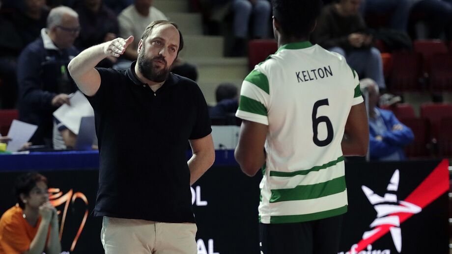 João Coelho dá a tática aos leões