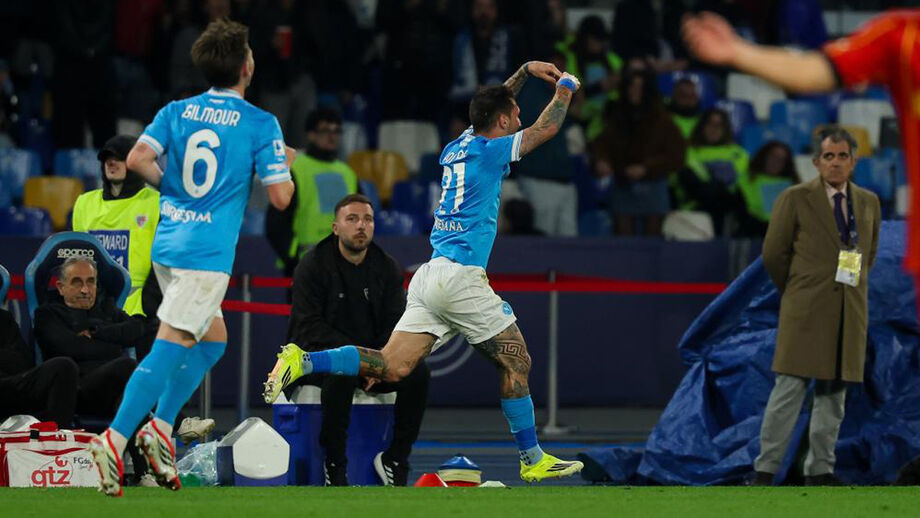 Jogadores do Nápoles festejam frente ao Lecce