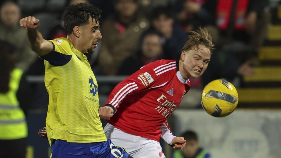 Diogo Monteiro disputa lance com Schjelderup