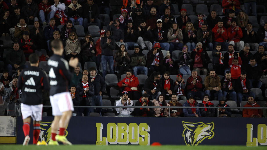 Vista geral das bancadas do Municipal de Arouca durante o jogo com o Benfica
