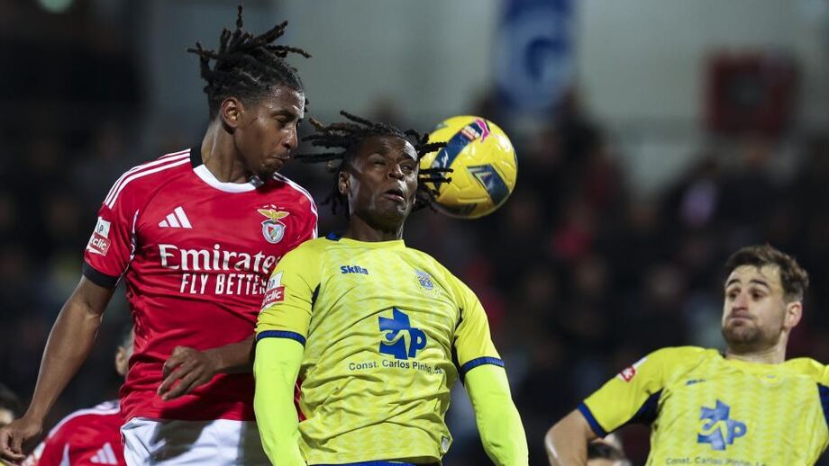 Leandro Barreiro cabeceia a bola