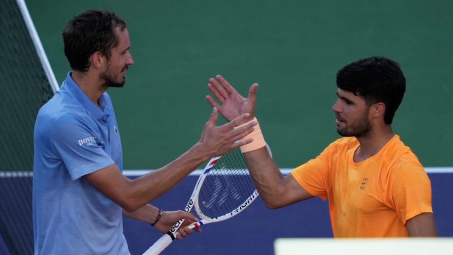 Daniil Medvedev cumprimenta Carlos Alcaraz após encontro nas meias-finais de Indian Wells