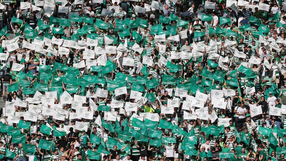 Estádio cheio de adeptos do Sporting exibe bandeiras e apoio