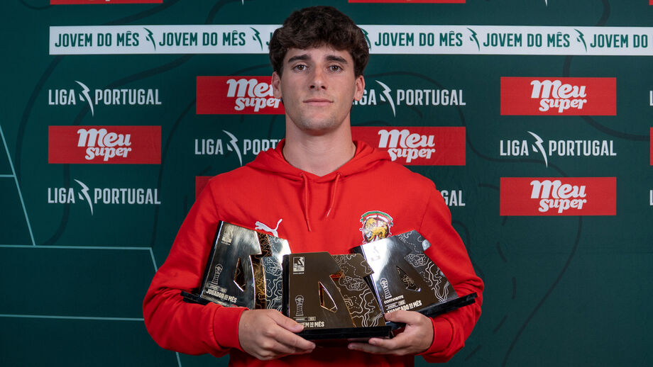 Avançado do Marítimo com os três troféus