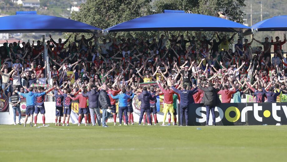 Jogadores e adeptos do Marítimo após a vitória sobre a U. Leiria