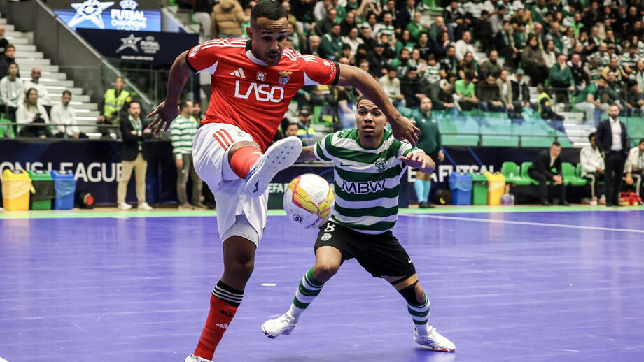 Higor de Sousa no jogo com o Sporting para a Liga dos Campeões de futsal