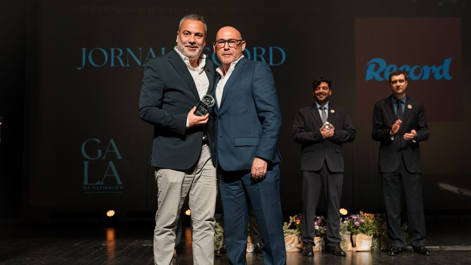 Sérgio Krithinas, diretor executivo do Record, recebe prémio de Luís Sénia, presidente da FPP
