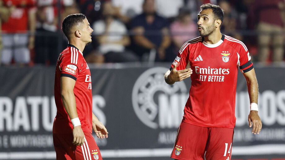 Pavlidis e Ivanovic em ação frente ao Estrela da Amadora