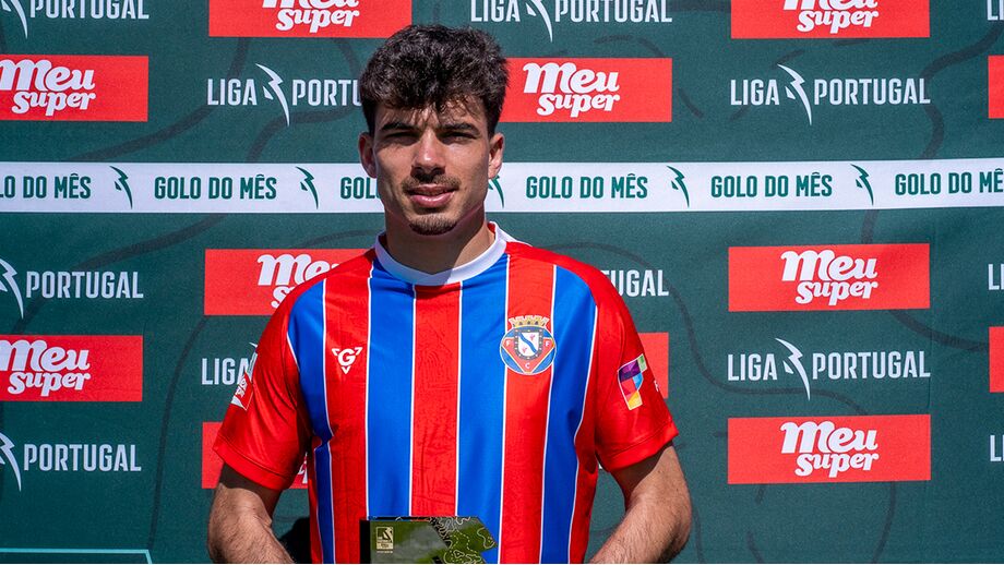 Gabi recebe troféu do golo do mês na 2ª Liga, após tento ao Benfica B