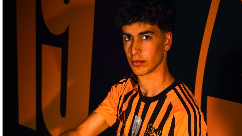 Manel assina contrato profissional com Lus. Lourosa.
