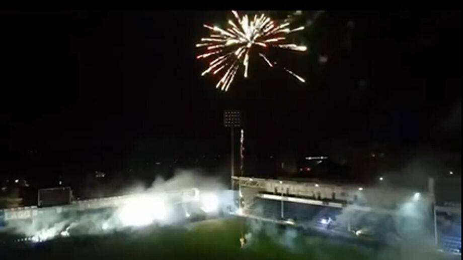 Adeptos fogaceiros foram autorizados a entrar no estádio para celebrar data histórica