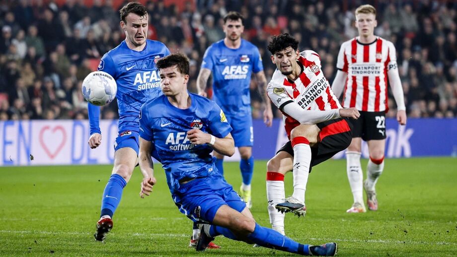 Ricardo Pepi, do PSV, disputa lance no jogo