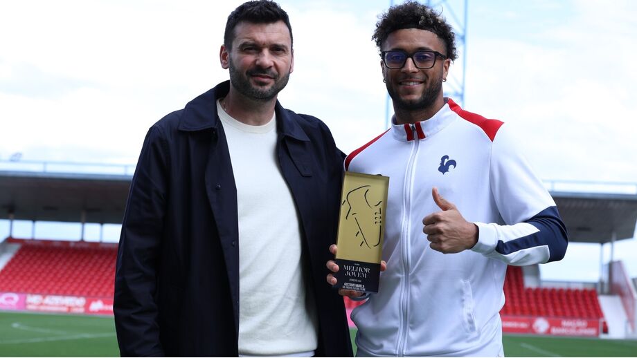 João Paulo (à esquerda) entregou o prémio do Sindicato a Gustavo Varela