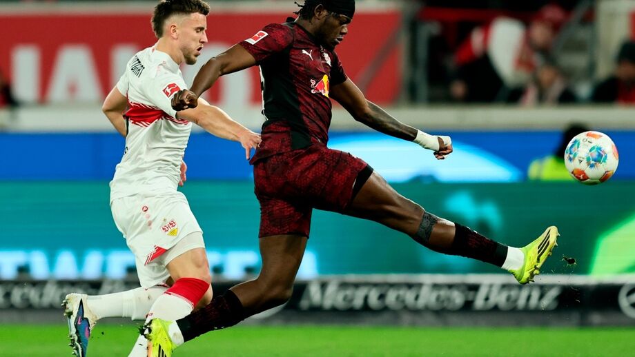 Castello Lukeba, central do RB Leipzig, seguido pelo Arsenal