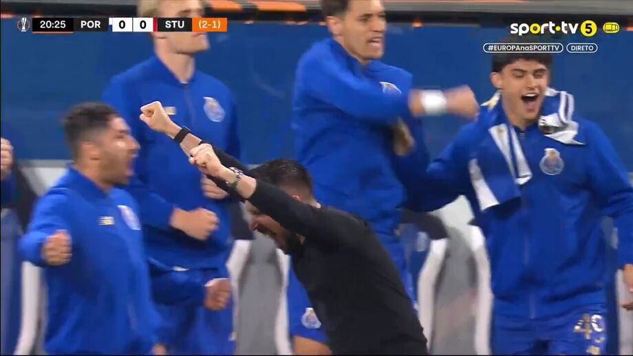 Farioli festeja golo de William Gomes que deu vantagem ao FC Porto