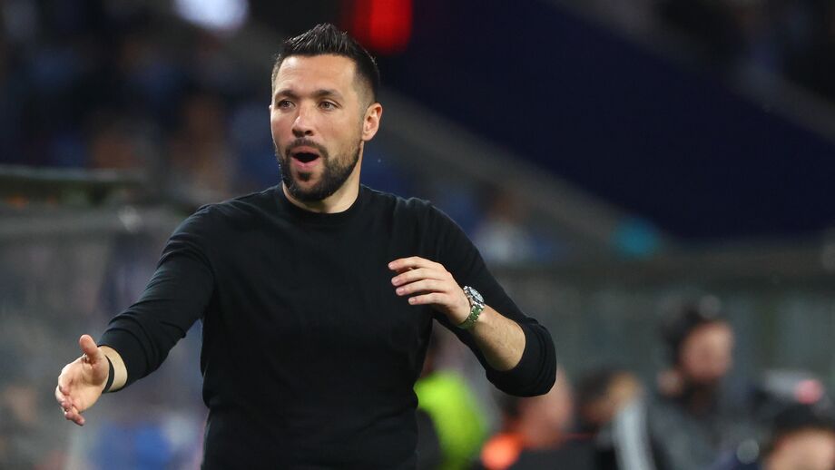 Farioli gesticula durante o jogo