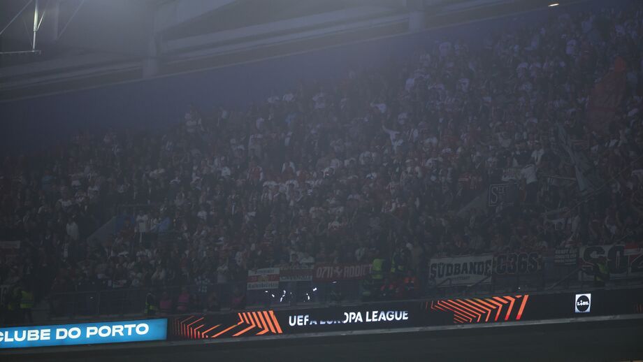 Adeptos do FC Porto no estádio apoiam a equipa na Liga Europa