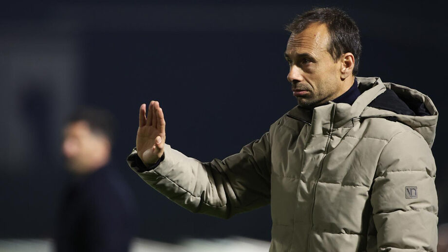 Hugo Oliveira reage junto ao banco de suplentes do Famalicão