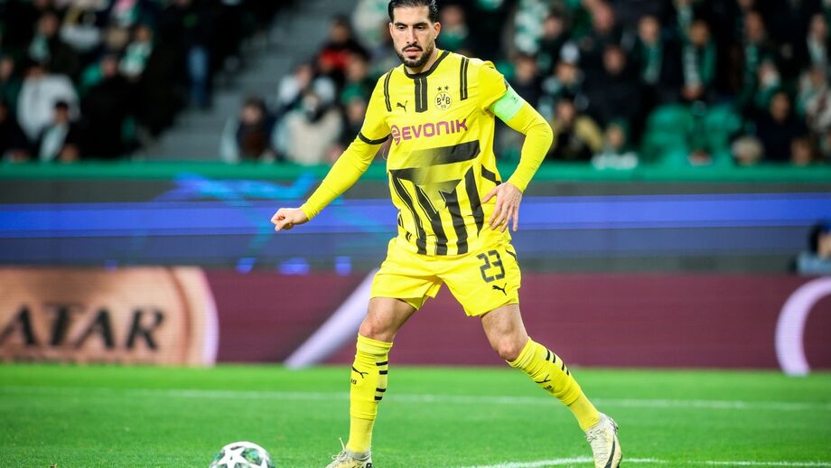 Futebolista do Borussia Dortmund em campo durante uma partida