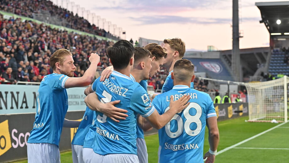 Jogadores do Nápoles festejam golo de Scott McTominay