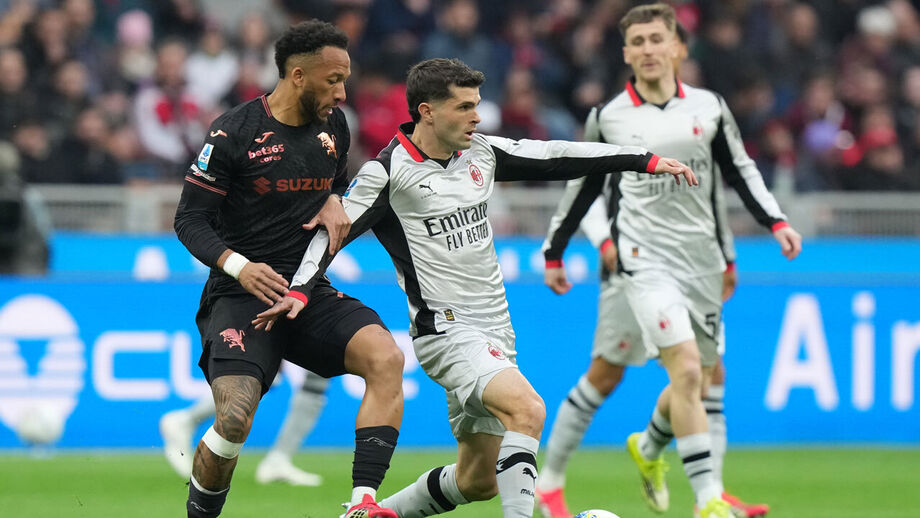 Enzo Ebosse (Torino) e Christian Pulisic (Milan)