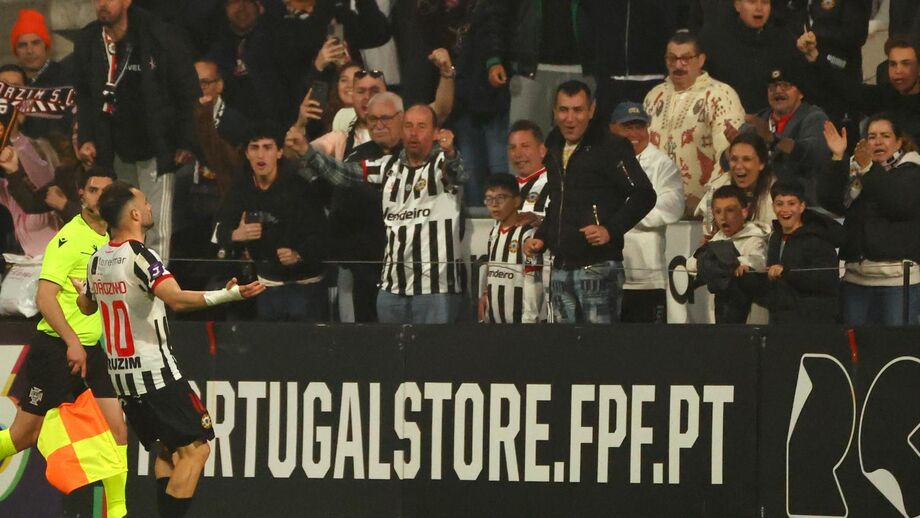 Autor do golo festeja com os adeptos