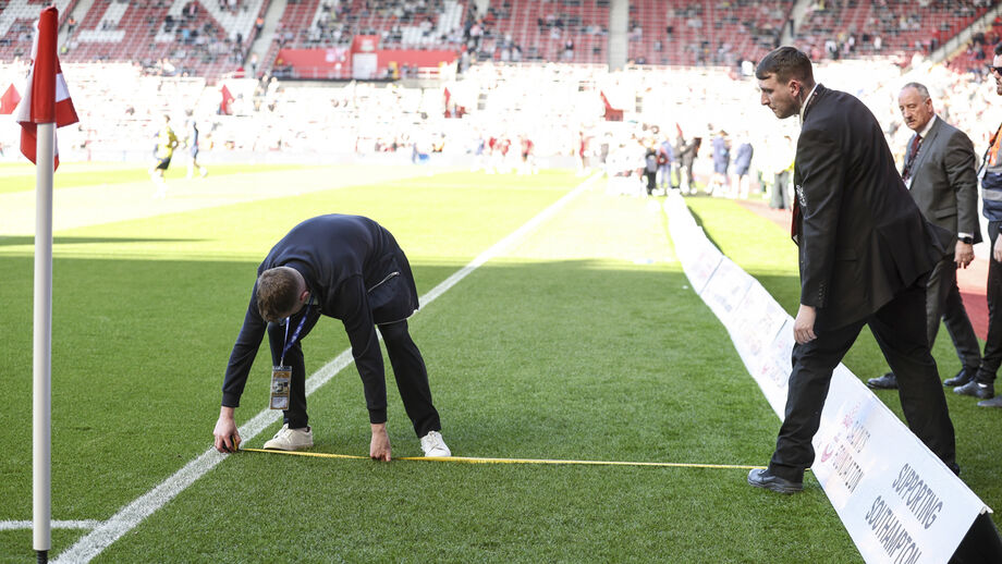 Fitas métricas ajudaram a reajustar a distância dos placards publicitários no Southampton-Oxford United