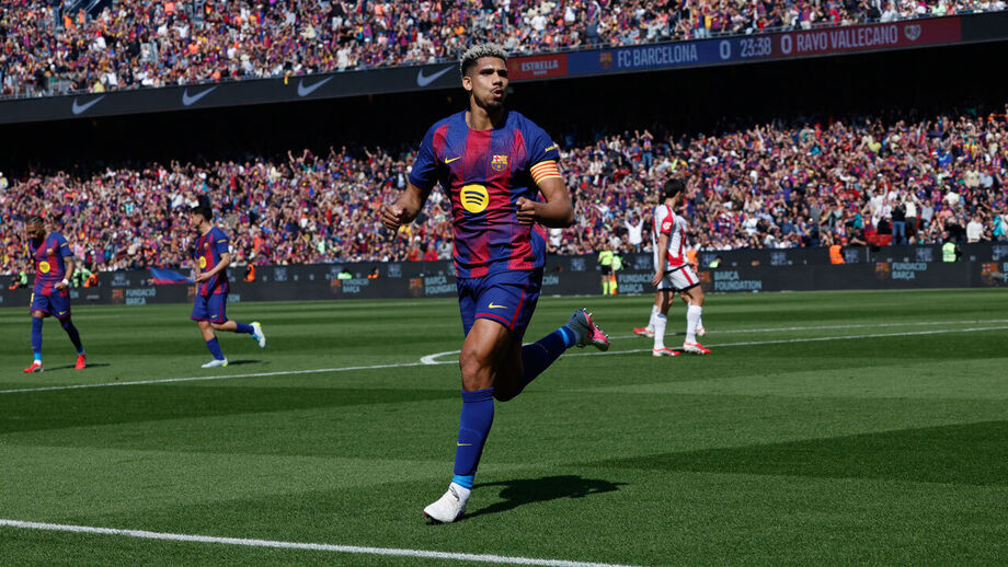 Ronald Araujo festeja golo marcado ao Rayo Vallecano