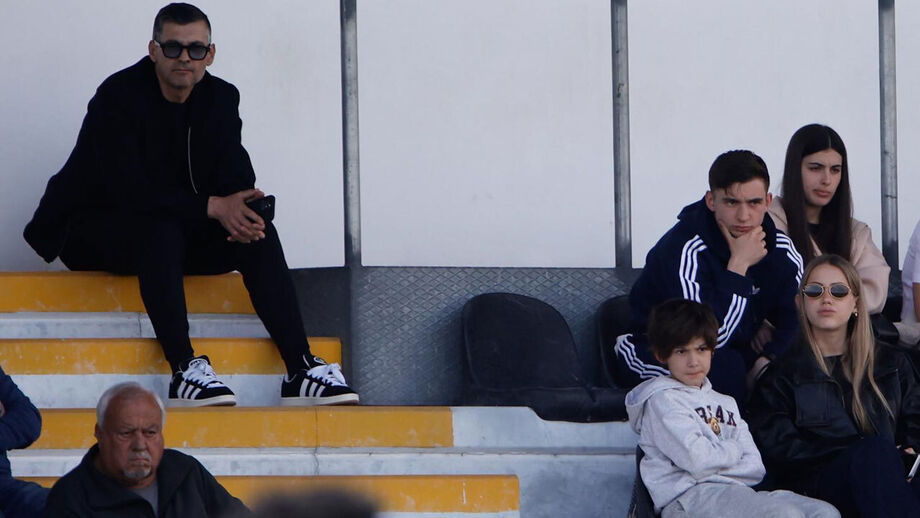 Treinador e filho atentos à exibição de Moisés Conceição