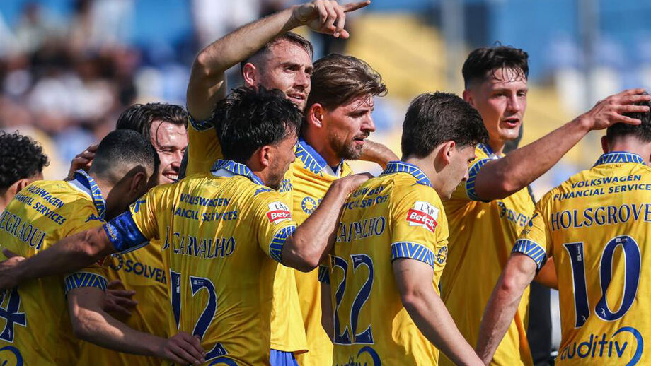 Ferro a celebrar com os companheiros de equipa depois de marcar ao Rio Ave