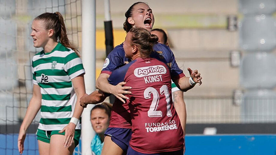 Jogadoras do Torreense a celebrar 