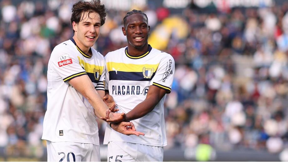 Gustavo Sá e Ibrahima Ba festejam golo ao Nacional