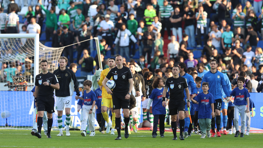 A entrada dos jogadores do Sporting e Alverca e da equipa de arbitragem