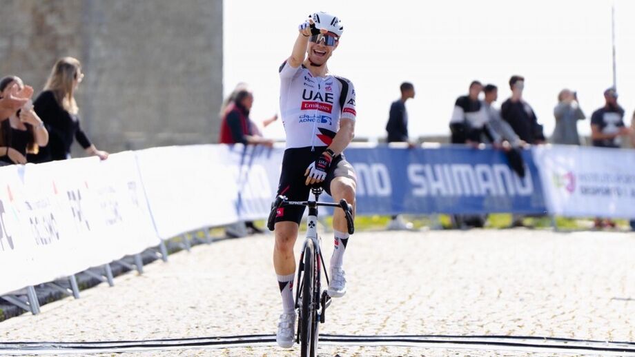 Tiago Antunes no pódio da Clássica da Arrábida, com Enea Sambinello a vencer pela Emirates