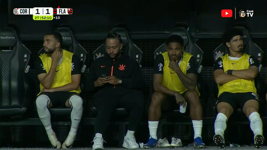 Avançado holandês do Corinthians saiu lesionado