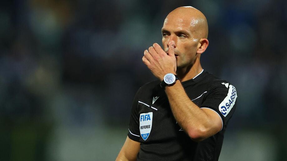 Luís Godinho dá murro na mesa após agressões a árbitros