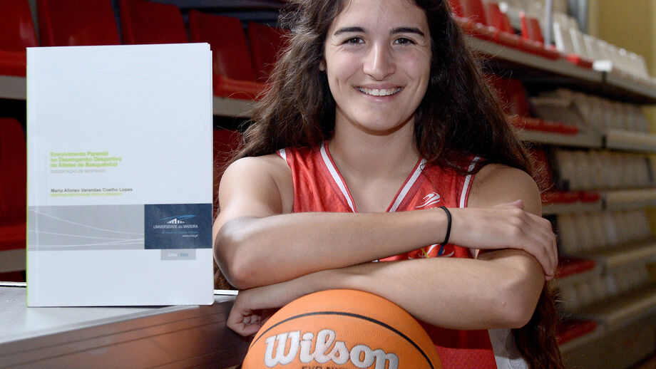 Jogadora do CAB Madeira exibe a tese de Mestrado