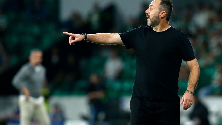 De Zerbi, treinador, aponta o dedo durante jogo