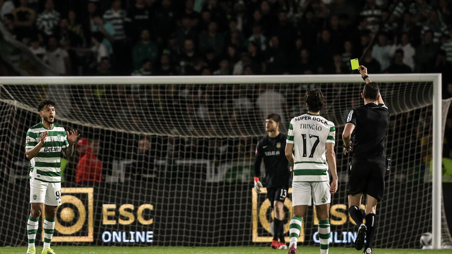 Surpresa: Luis Suárez não entendeu o porquê de ter sido admoestado por João Pinheiro