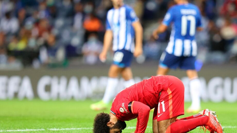 Salah ajoelha-se no campo: uma imagem de respeito no futebol e na cidade de Liverpool