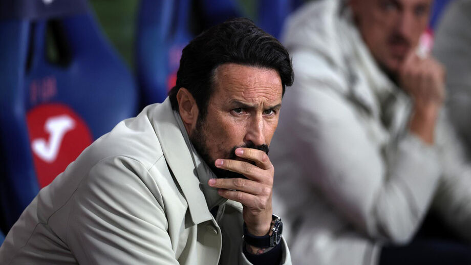 César Peixoto atento no banco do Gil Vicente