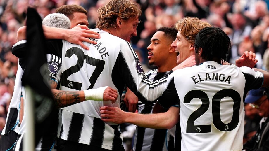 Jogadores do Newcastle festejam um golo durante o jogo