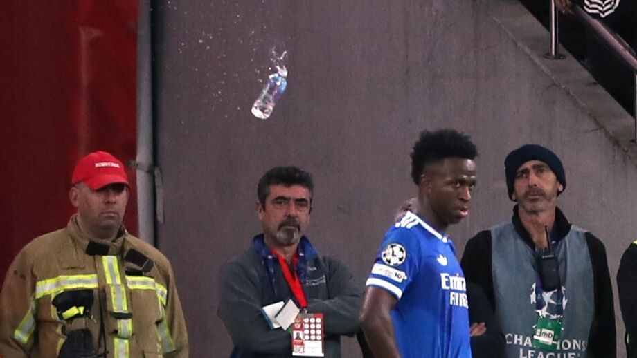 UEFA multa Benfica por arremesso de objetos e racismo em jogo com o Real Madrid