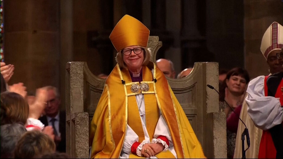 Sarah Mullally assumiu oficialmente funções como arcebispa de Canterbury