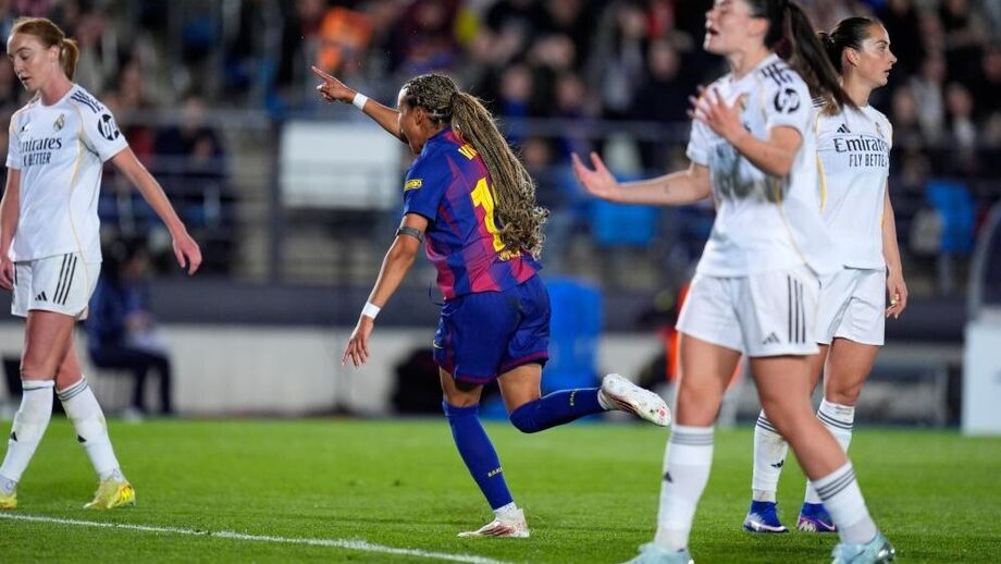 Jogadoras do Barcelona celebram vitória contra o Real Madrid
