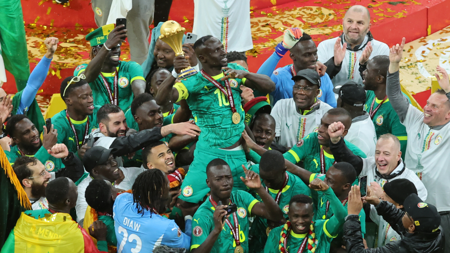 Jogadores do Senegal exibem troféu de campeão africano