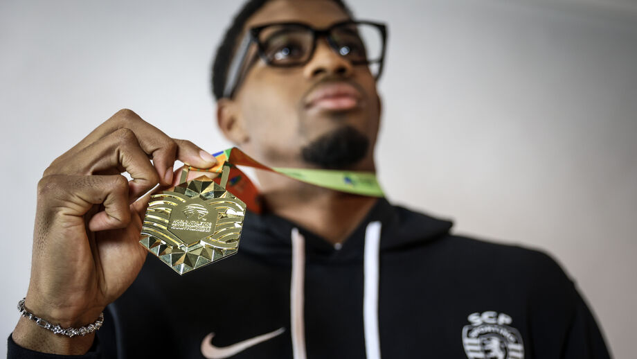 Campeão mundial do salto em comprimento em entrevista a Record