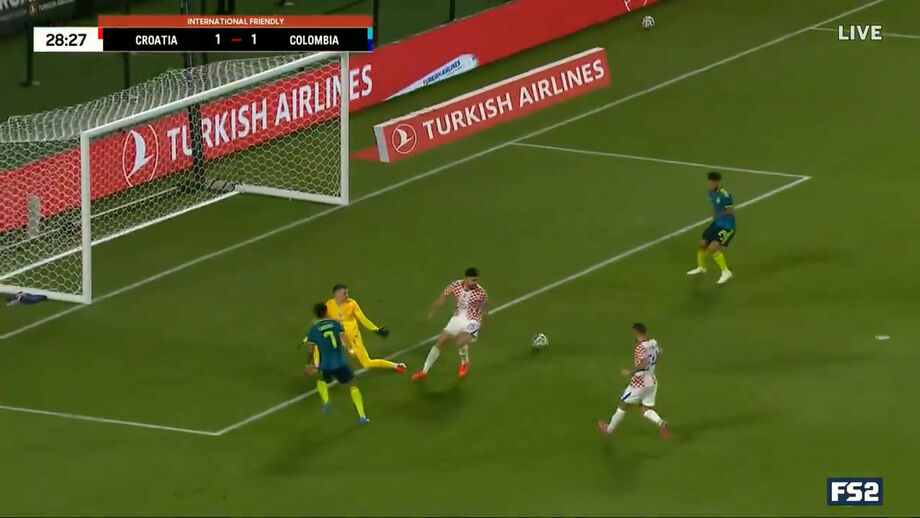 Dianteiro dos leões tinha a baliza à sua mercê... e fez isto