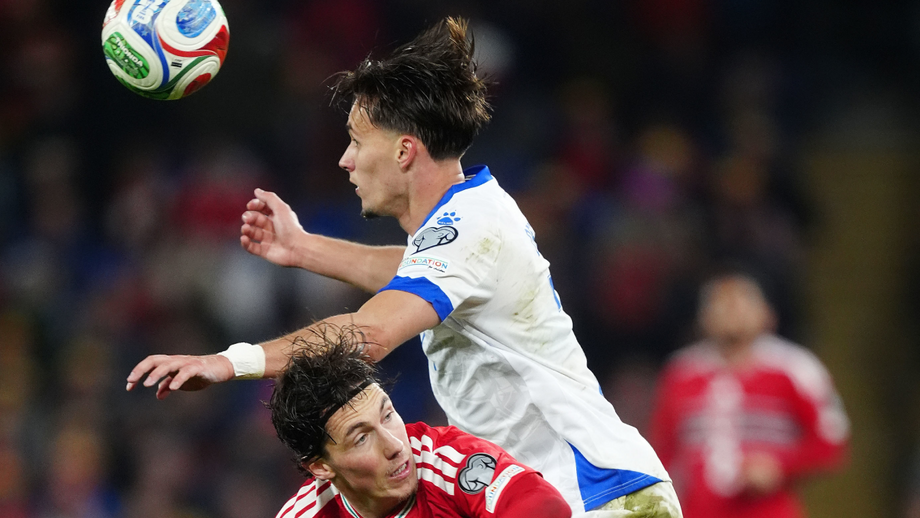 Amar Dedic durante o País de Gales-Bósnia & Herzegovina