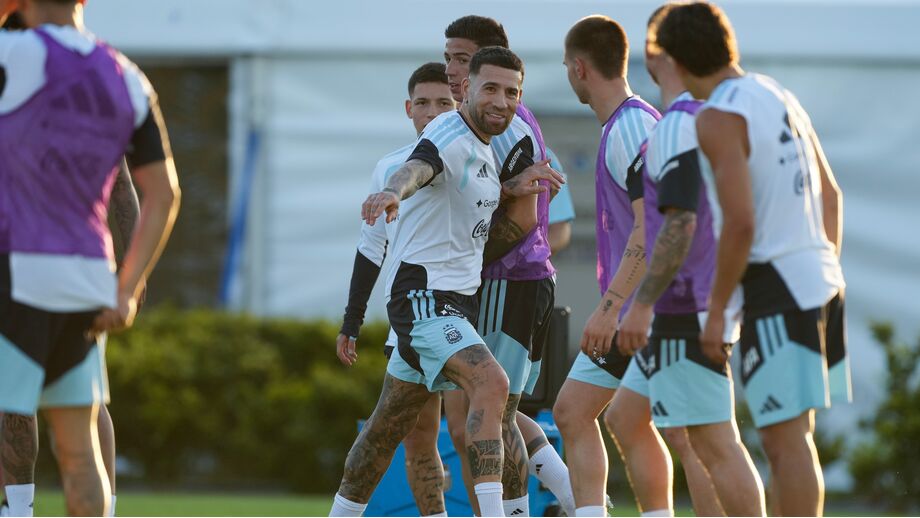 Treino da seleção argentina antes do jogo com a Mauritânia com Otamendi em destaque